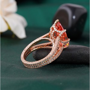 แหวนเพชรเม็ดเดี่ยวทรงลูกแพร์สีแดงสด 6.01 กะรัต ทำจากทองคำขาว 18K ผสมทองคำชมพู 14K และแพลตตินั่ม ประดับด้วยมรกตและเพชรทรงเรเดียนท์คัท - Product Image 3