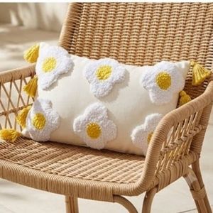Housse de coussin carrée en coton brodé floral, style bohème avec pompons jaunes, lavable, pour vente en gros - Product Image 5
