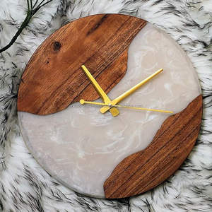 Horloge murale intemporelle en bois et résine pour la décoration intérieure artisanale de haute qualité - Product Image 4