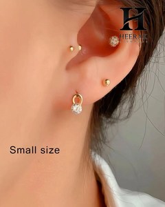 Pendientes de Lujo con Moissanita Chapados en Oro de 18K |   Pendientes de Aro en Forma de U con Diamante Solitario Flotante, Joyería Fina Geométrica - Product Image 3