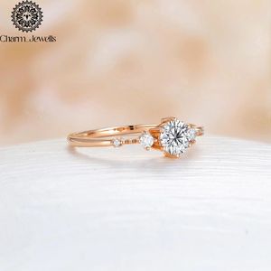 Bague de fiançailles classique pour femme en argent plaqué or rose avec moissanite taille coussin et sertissage à griffes - Product Image 5