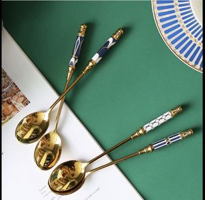 Cubiertos de estilo victoriano que reflejan la elegancia de la cena formal, con un encanto histórico y un servicio clásico. - Product Image 3