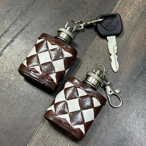 กระติกน้ำพกพาขนาดเล็ก ลายตารางหมากรุกสีดำและสีน้ำตาลสุดหรู พร้อมคลิปหนีบ ขวดพกพาขนาดกะทัดรัด เหมาะสำหรับเป็นของขวัญสำหรับการเดินทางและกิจกรรมกลางแจ้ง - Product Image 4