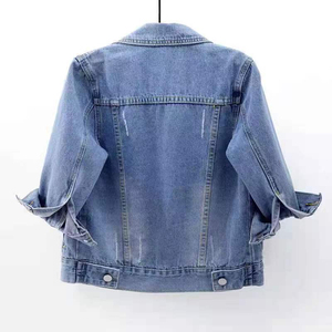 ผู้ผลิตเสื้อแจ็คเก็ตยีนส์ทรงเข้ารูปสำหรับผู้หญิง ขายส่ง พร้อมผ้าเดนิมคอตตอนพรีเมียม กระดุมแบบคลาสสิก และดีไซน์ทันสมัย - Product Image 4