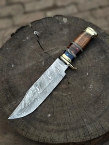 Cuchillo Bowie de Camping Personalizado OEM Hecho a Mano con Punta Clip de Acero de Damasco de 3mm, Mango de Madera+Resina+Latón, Funda de Cuero, 15 Pulgadas - Product Image 1