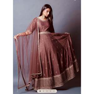 Vestido de satén de diseñador con corte en A, hecho a mano, para fiesta, con cinturón y dupatta, cintura imperio - Product Image 4