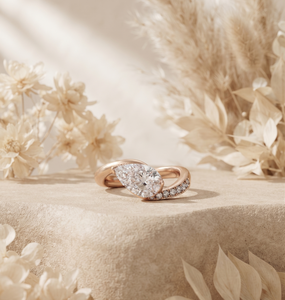 Anillo de compromiso de lujo personalizado en oro rosa con diamante talla pera y diamantes asimétricos, joyería fina OEM ODM - Product Image 1