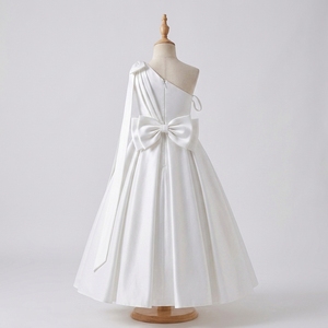 Vestido de niña de las flores Seraphina Ivory de un solo hombro, elegante vestido de satén de princesa para fiesta de bodas para niñas, fabricante OEM ODM - Product Image 3