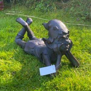 Escultura de Duendecillo de Hierro Fundido con Acabado Bronce Hecha a Mano para Decoración de Jardín, Precio al por Mayor - Product Image 1