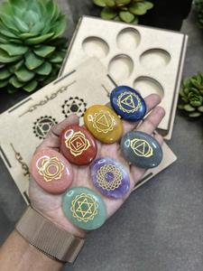 Ensemble de pierres de guérison Reiki à sept chakras en agate RAIS de haute qualité, gravées, de forme ovale, pour la méditation et le yoga, provenant du Gujarat - Product Image 1