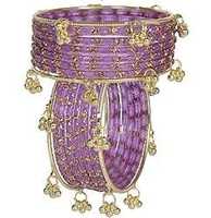 Un ensemble de bracelets jhumka kashmiris multicolores dorés, très tendance et très prisés, pour les mariées, les mariages et les fêtes. Qualité supérieure