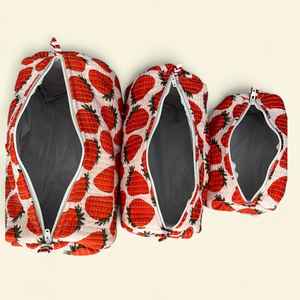 ชุดกระเป๋าเครื่องสำอางลายสตรอว์เบอร์รี 3 ชิ้นสุดหรู ผ้าควิลท์กันน้ำ ผลิตจากผ้าฝ้าย เหมาะสำหรับการเดินทาง พร้อมจำหน่าย - Product Image 3