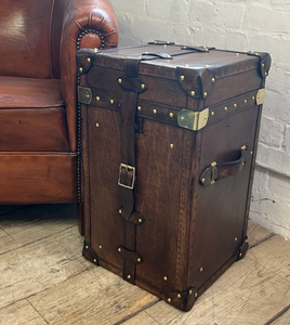 Ensemble de coffres vintage en cuir et bois, meuble de rangement antique, table d'appoint et armoire avec clous et sangles en laiton - Product Image 2