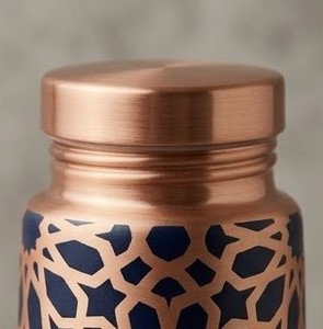 Bouteille d'eau artisanale en cuivre pur de qualité supérieure, motif géométrique gravé au laser, vaisselle ayurvédique pour la santé, anti-fuite, bien-être - Product Image 3