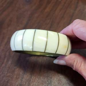 กำไลเรซิ่นและไม้ งานฝีมือไม้ไผ่ที่สวยงาม แสดงให้เห็นความงดงามตามธรรมชาติ - Product Image 1