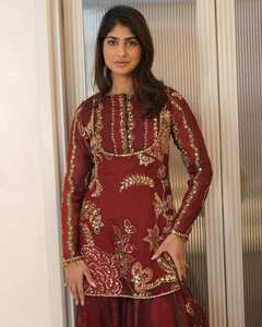 Ensemble exclusif 3 pièces : Kurti court, Sarara et Dupatta, brodés de sequins et ornés de miroirs véritables - Product Image 3