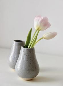 แจกันเซรามิกสีเทาลายจุดทันสมัย รูปทรงเรียวหรูหรา เคลือบเงาเรียบเนียน พร้อมดีไซน์เก๋ไก๋สำหรับการตกแต่งสไตล์ร่วมสมัย - Product Image 3