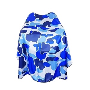 Capas de Barbero de Poliéster Cómodas y Personalizadas al por Mayor con Diseños Únicos para Peluquería Profesional - Product Image 5