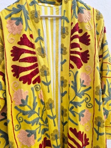 Abrigo Largo de Terciopelo Suzani, Bordado a Mano con Diseño Floral, Prenda de Invierno de Lujo para Mujer, Reversible, con Capucha, Ecológico y Transpirable - Product Image 3