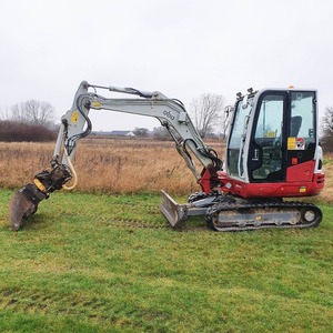 Miniexcavadora Takeuchi Moderna con Diseño Compacto y Práctico, Gran Capacidad de Excavación, Funcionamiento Suave y Excelente - Product Image 1