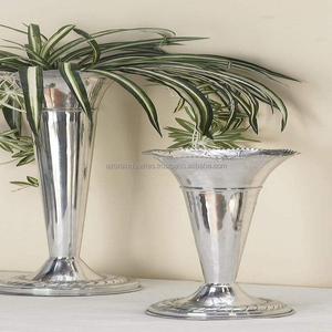 Floreros de mesa de aluminio fundido de alta calidad Florero de exhibición de boda interior de buena calidad para el hogar por Azora Industries - Product Image 2