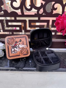 Best Selling Genuine Leather Jewellery Compact Case Vintage Hand Tooled Leather <b>Zipper</b> Closure Durable Storage <b>Accessory</b> Holder - Product Image 5