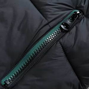 Chaleco acolchado con capucha para hombre, color liso, cortavientos, con cierre de cremallera, informal, de invierno, con relleno de poliéster, sin mangas, de corte regular, en tendencia. - Product Image 3