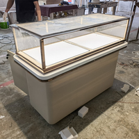 Luxuriöse Schmuckvitrine mit Roségold-Rahmen und Glasfront, LED-Beleuchtung und Abgerundeter Basis für Einzelhandelsgeschäfte