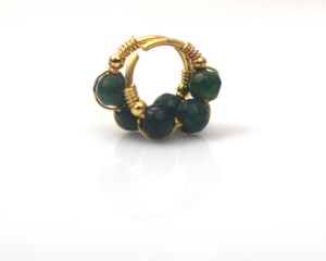 Vente en gros de boucles d'oreilles créoles en or 18 carats plaqué or avec améthyste et onyx vert pour femmes |   Bijoux minimalistes de créateur, parfaits pour offrir lors de fêtes - Product Image 1