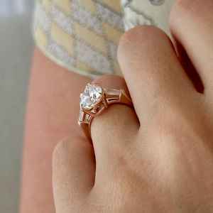 แหวนหมั้นเพชรโมอิสซาไนต์ทรงลูกแพร์หรูหรา ประดับเพชรทรงบาแกตต์ด้านข้าง ทองคำขาว 14K แหวนแต่งงานสามเม็ดสำหรับผู้หญิง - Product Image 5