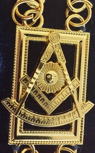 Collar de cadena Past Master Blue Lodge chapado en oro sobre terciopelo azul con insignias cosidas estilo clásico - Product Image 3