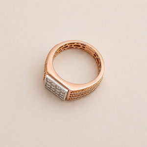 Bague Chevalière Homme en Or Rose 14 carats avec Grappe de Zircons Cubiques Taille Princesse Carrée, Bande Texturée, Bijou de Déclaration pour Mariage et Fête - Product Image 4