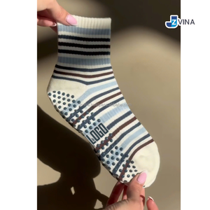 Chaussettes antidérapantes JZVINA pour femmes, rayées, avec logo personnalisé, en tricot doux, avec points en silicone, pour yoga, pilates, barre, studio, entraînement décontracté - Product Image 5
