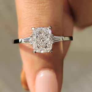 Anillo de Compromiso de Tres Piedras con Diamante Cultivado en Laboratorio de 3.5ct, Corte Excelente, Certificado IGI, Chapado en Oro de 14K y Rodio - Product Image 1