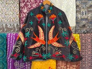 Blouson en velours noir à col mandarin, broderie à la main d'oiseaux et de motifs floraux, manches longues, fermeture à ceinture, coton respirant - Product Image 2