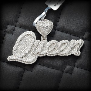จี้เพชรโมอิสซาไนต์ VVS1 รูปตัวอักษร QUEEN เงินแท้ 925 ประดับเพชรแบบ Iced Out เครื่องประดับฮิปฮอปสำหรับผู้หญิง สร้อยคอชื่อแบบ Bling ชุบทอง - Product Image 1