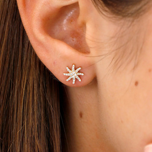 Boucles d'oreilles clous en or jaune avec diamants de laboratoire en forme d'étoile - Product Image 2