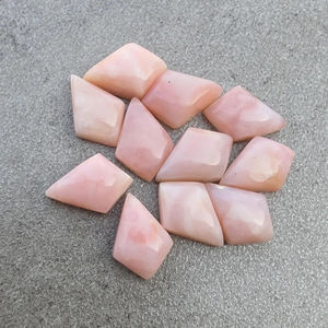 โอปอลสีชมพูธรรมชาติทรงว่าวแบบคาโบชอง หลังแบน ปรับขนาดได้ ขายส่งพลอยหลวม มีทุกขนาด - Product Image 2