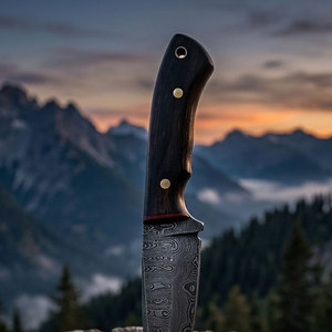Cuchillo de caza de acero de Damasco con acabado artesanal, mango duradero, patrón elegante y equipo de caza para exteriores - Product Image 3