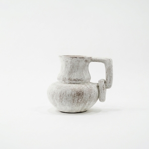 Jarra de Cerámica Rústica Curvana de Terracota, Hecha a Mano, con Asa Unida, Acabado Desgastado con Pátina Blanca - Product Image 1