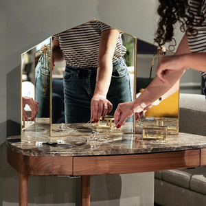 Espejo de Maquillaje de Diseño Moderno con Marco Metálico Dorado para Uso en Mesa o Escritorio - Product Image 3