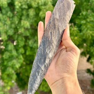 หัวลูกศรทำมือจากหินแจสเปอร์สีดำแฟนซีขนาด 10 นิ้ว หินกึ่งมีค่าจากกูร์การัต สำหรับงานศิลปะ - Product Image 1
