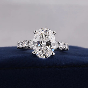 แหวนหมั้นเพชรทรงรี 4.5 กะรัต รุ่นใหม่สุดหรูจาก OM GEMS  ตัวเรือนเงินแท้ 925 ประดับเพชรแล็บแบบ Iced Out  แหวนหมั้นและแต่งงานทรง Halo Eternity - Product Image 1
