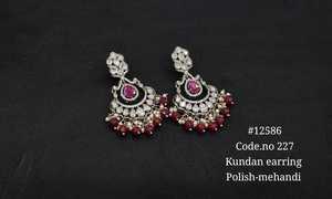 Boucles d'oreilles ethniques Kundan pendantes, plaquées Mehandi, avec perles, style chandelier, en laiton, pour mariage, fête ou cadeau. - Product Image 4
