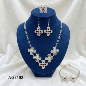 ชุดเครื่องประดับผู้หญิง MOLL JEWELLERS ทำจากโลหะผสมสังกะสี ชุบเงิน/ทอง ประดับเพชรซิร์คอน (สร้อยคอ ต่างหู) - ทันสมัย ได้รับการรับรองจากผู้ผลิตอิสระสำหรับงานแต่งงาน - Product Image 1