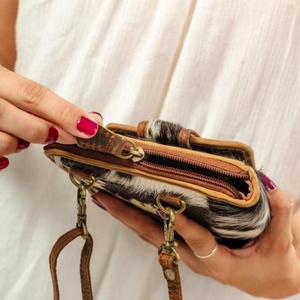 Bolso cruzado pequeño de cuero de vaca de Diseño exótico para mujer, bolsillo tallado para teléfono móvil, estilo occidental para ocultar el cabello - Product Image 3