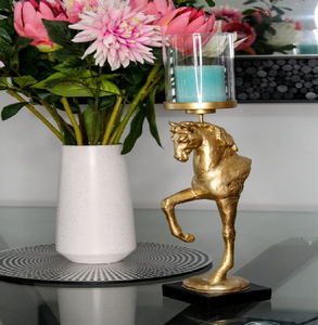 Elegante soporte para figuritas de caballo en oro con un cilindro de vidrio transparente para velas de té. Disponible a precios de mayorista. - Product Image 1