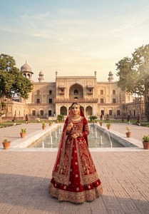Lehenga Choli de Novia Rojo Terciopelo con Bordado a Mano, Borde de Encaje y Borlas, Vestido de Novia para Mujer - Product Image 3