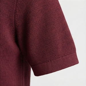เสื้อโปโลผู้ชายสีเบอร์กันดี แขนสั้น ผ้าถัก มีซิป ดีไซน์เรียบง่าย สวมใส่สบาย ทรงปกติ - Product Image 6