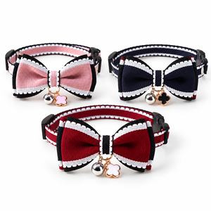 Collier pour animaux de compagnie réglable à double couche avec nœud papillon, clochette et breloque fleurie en polyester pour chats et petits chiens - Product Image 1